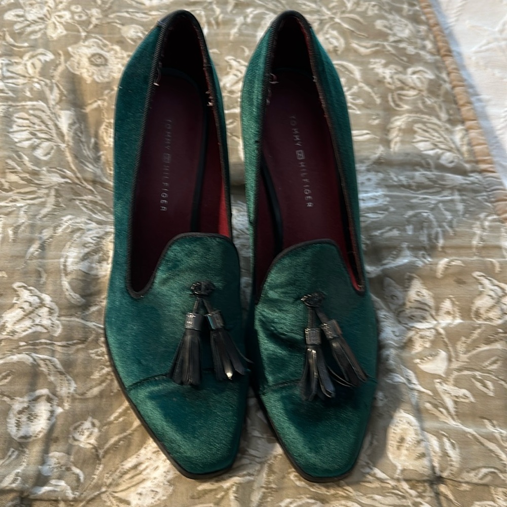 Size 8 emerald green suede tassel loafers from Tommy Hilfiger, great condition
